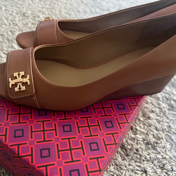 Unused Tory Burch wedge shoes. Size 8 - Picture 2 of 3
